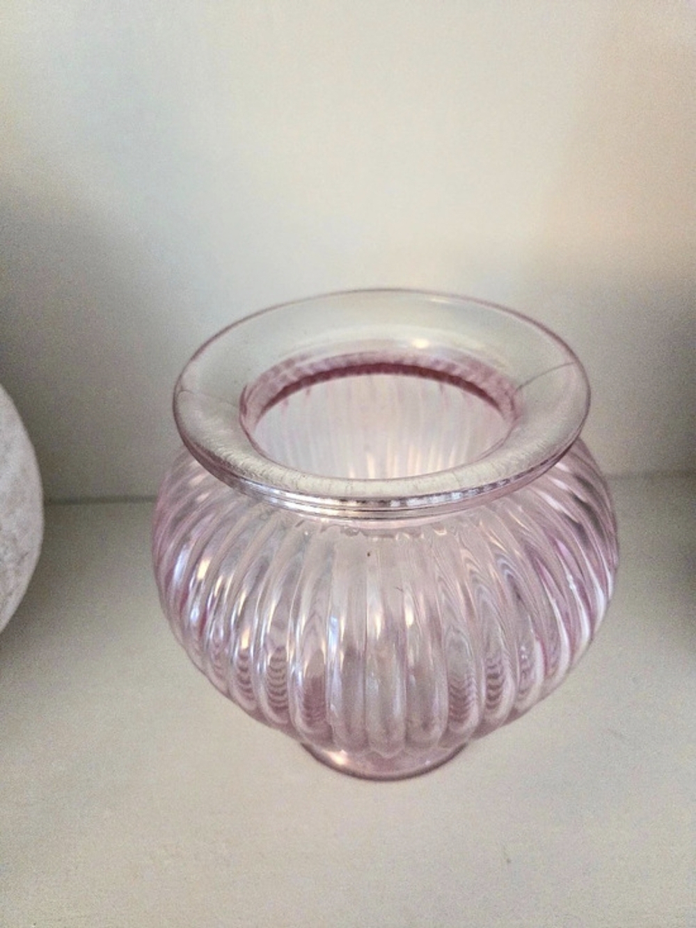 Small Ribbed Pink Glass Vase - Picture 3 of 5